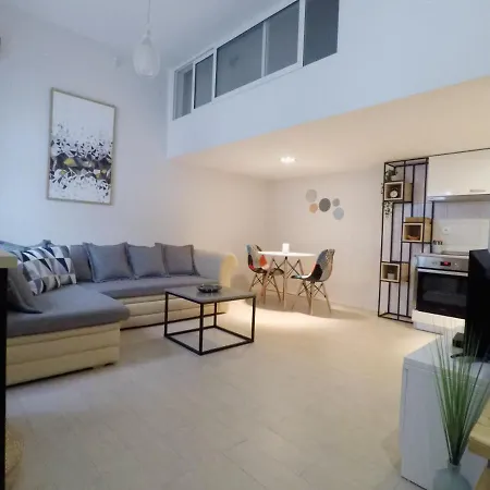 Cozy Gallery Apartment *